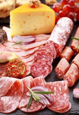 meze tabağı kırmızı şarap ile catering