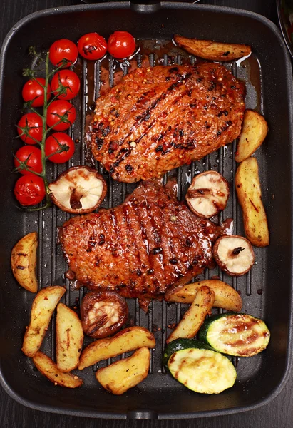 Ízletes marha steak, grillezett zöldség — Stock Fotó