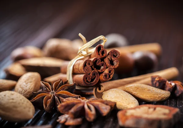 Kryddor och nötter till jul — Stockfoto