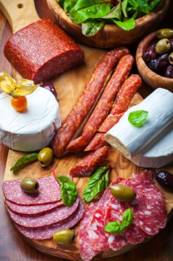 meze tabağı farklı et ve peynir ürünleri ile catering