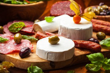 meze tabağı farklı et ve peynir ürünleri ile catering