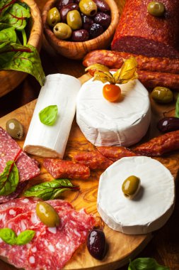 meze tabağı farklı et ve peynir ürünleri ile catering
