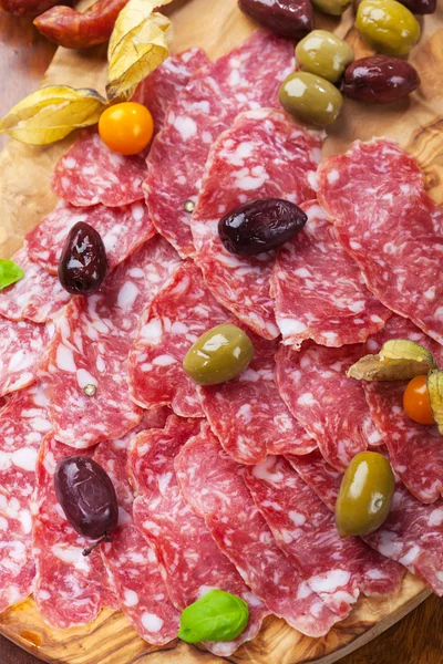 Traditionelle italienische Salami mit Oliven — Stockfoto