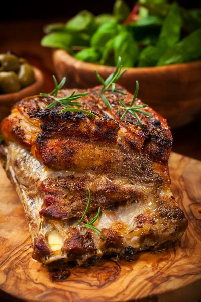 Geroosterde varkensvlees met salade — Stockfoto