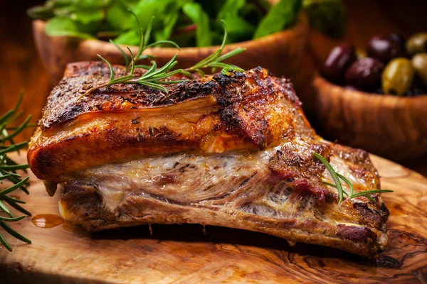 Geroosterde varkensvlees met salade — Stockfoto