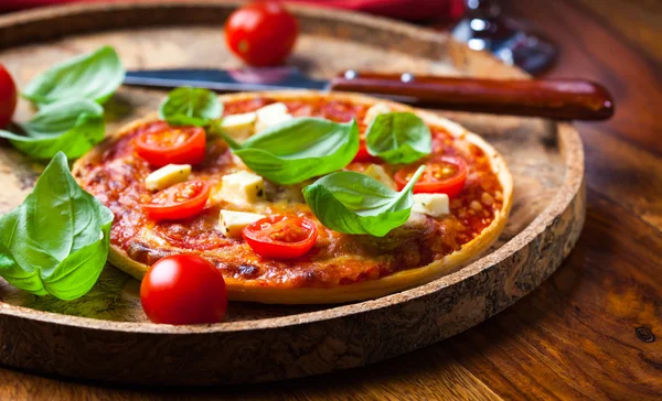 Pizza avec mozzarella et salami — Photo