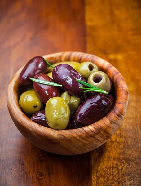 Green and black olives — Stock Photo, Image