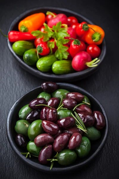 Gemischte Oliven mit rohem Snack-Gemüse — Stockfoto