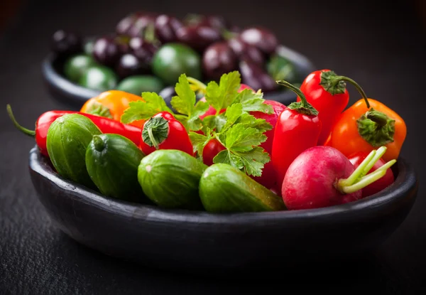 Rohes Snack-Gemüse mit Oliven — Stockfoto