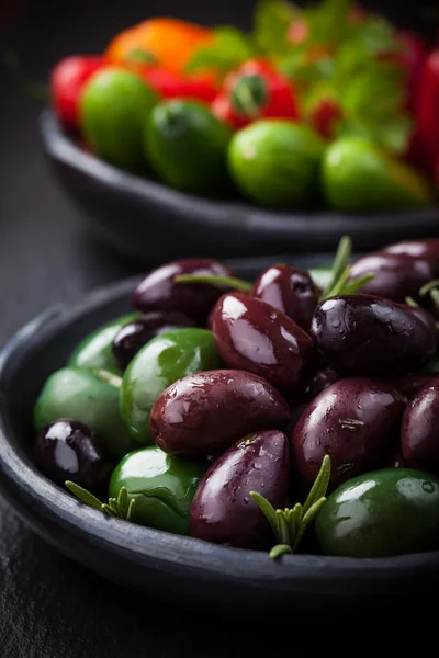 Gemengde olijven met ruwe snack plantaardige — Stockfoto