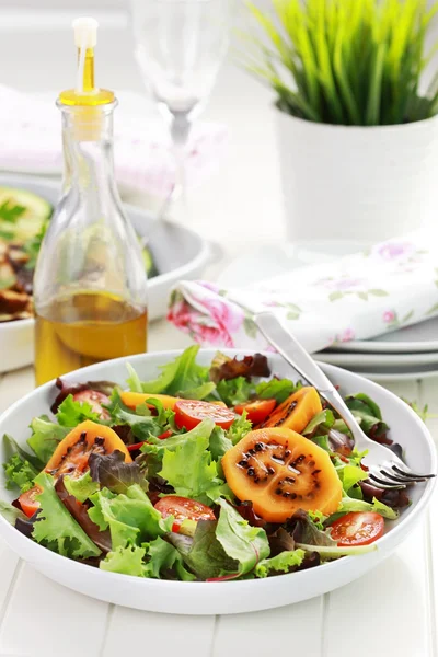 Heerlijke salade met tamarillos — Stockfoto