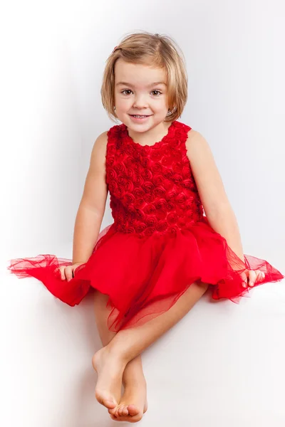 Kırmızı elbiseler güzel küçük kız — Stok fotoğraf