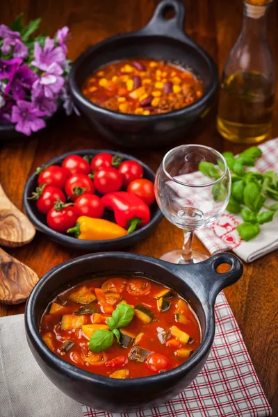 Sopas de legumes na mesa — Fotografia de Stock