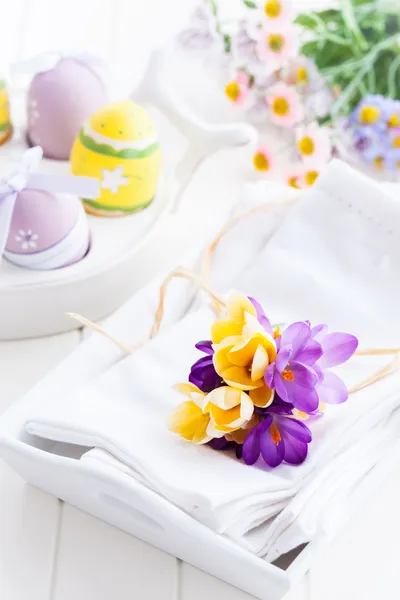 Flores de primavera e ovos de Páscoa — Fotografia de Stock