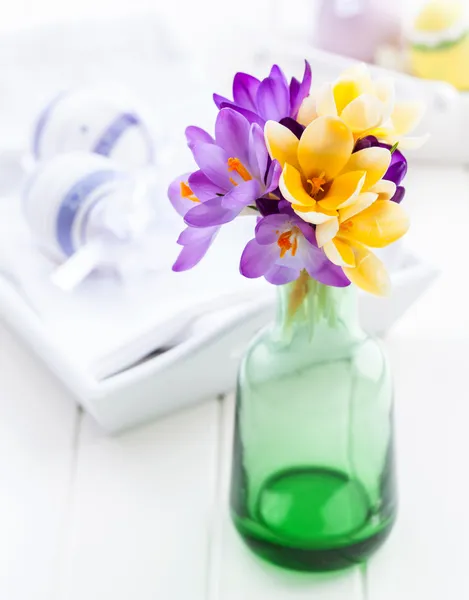 Krokussen op tafel — Stockfoto