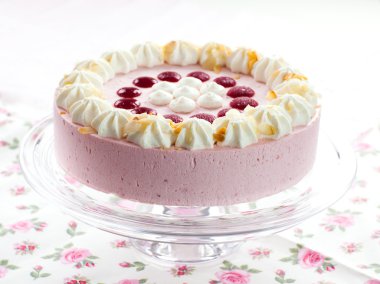 Çilekli kremalı pasta