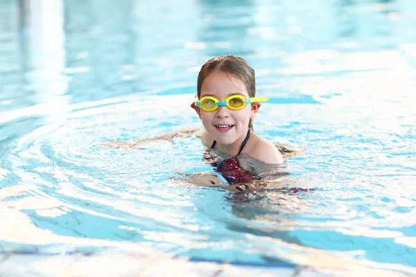 Colegiala con gafas en la piscina — Foto de Stock