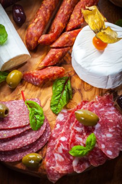 meze tabağı farklı et ve peynir ürünleri ile catering