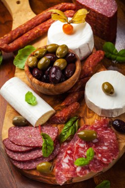 meze tabağı farklı et ve peynir ürünleri ile catering