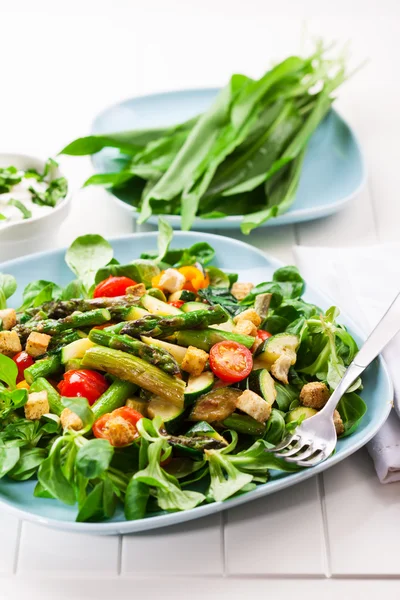 Salada com espargos verdes — Fotografia de Stock