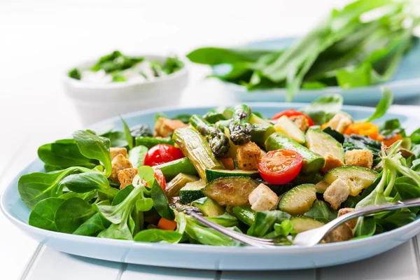 Salada com espargos verdes — Fotografia de Stock