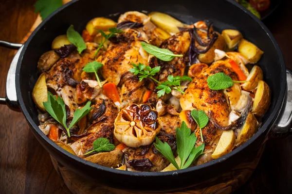 Conejo asado asado sobre verduras — Foto de Stock