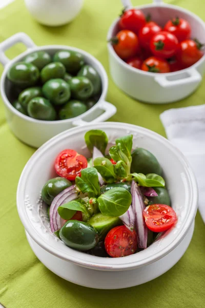 Heerlijke Griekse salade met groene olijven — Stockfoto