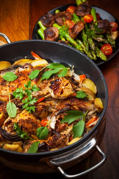 Conejo asado asado sobre verduras — Foto de Stock