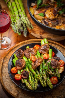 yeşil kuşkonmaz ile kavrulmuş mantar