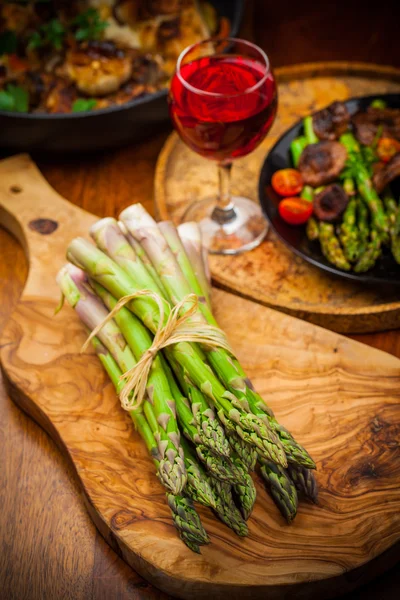 Asparagi verdi crudi — Foto Stock