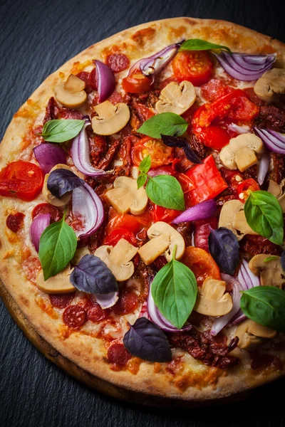 Zelfgemaakte pizza met gedroogde tomaten en salami — Stockfoto