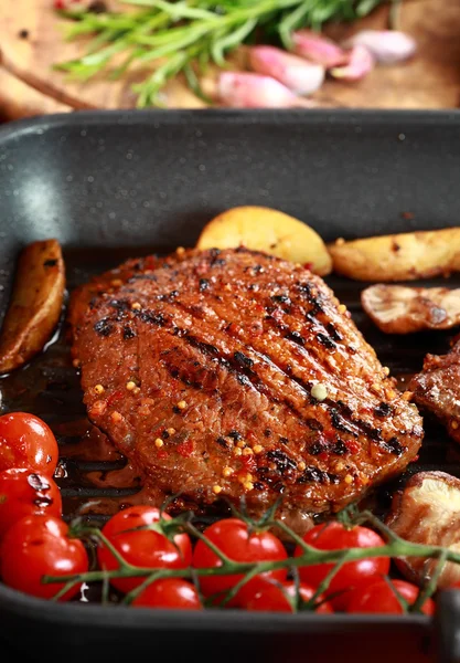 Ízletes steak, grillezett zöldség — Stock Fotó