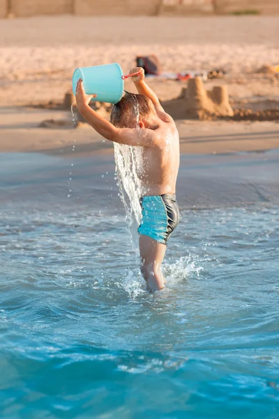 暑い夏のしぶきの小さな男の子 — ストック写真