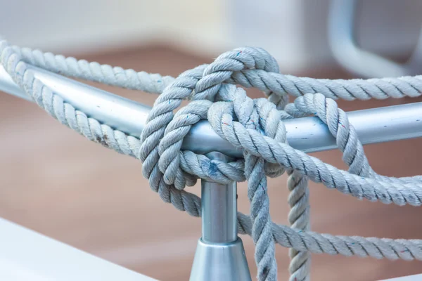 Vyvazovací lano uvázanou kolem ocelové kotvy — Stock fotografie