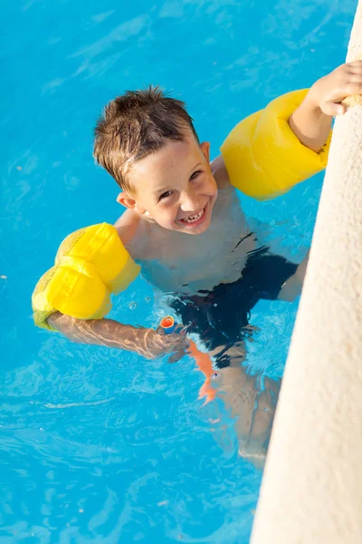Usměvavý kluk baví u bazénu — Stock fotografie