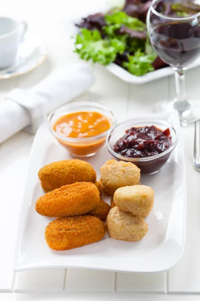 Deliciosos palitos de queso con chutney — Foto de Stock