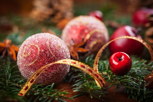 Decoración tradicional de Navidad sobre mesa de madera — Foto de Stock