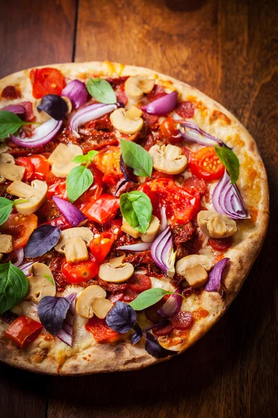 Pizza casera tradicional con tomates secos y salami — Foto de Stock