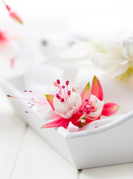 Iyi yemek - masa çiçekleri ile dekore edilmiştir. — Stok fotoğraf