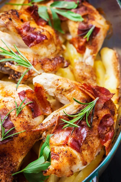 Pollo al forno su patate — Foto Stock