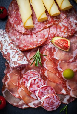 antipasti ve yemek tabağı 