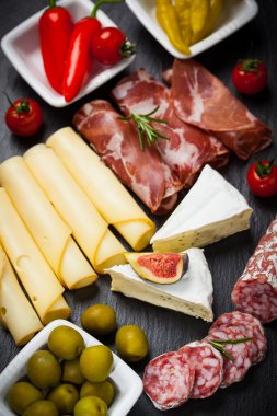 antipasti ve yemek tabağı 