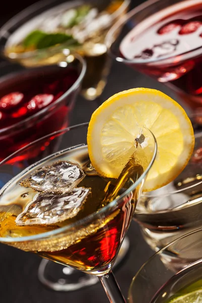 Partij cocktails en longdrinks voor de zomer — Stockfoto