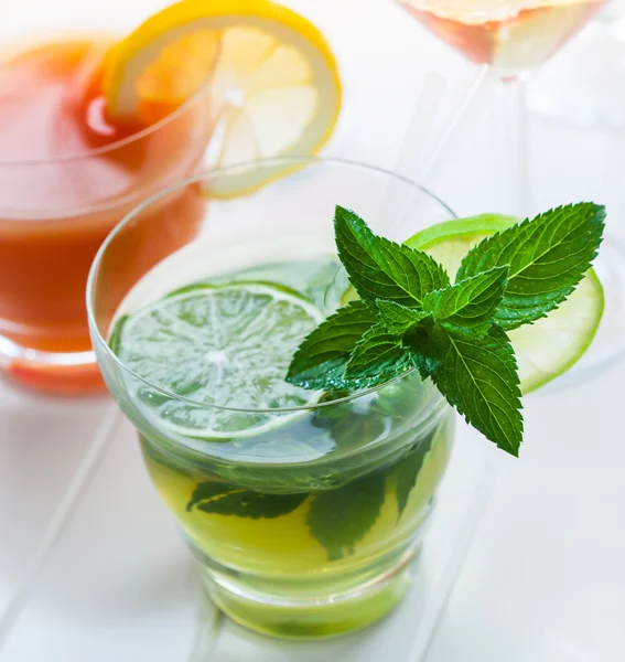 Erfrischender sommerlicher Minzcocktail — Stockfoto