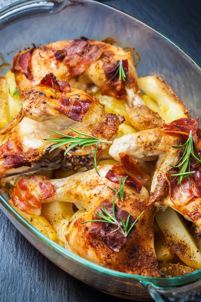 Frango assado em verduras — Fotografia de Stock