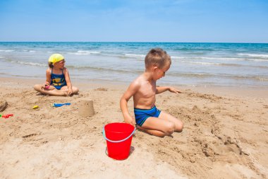 plajda oynayan çocuklar