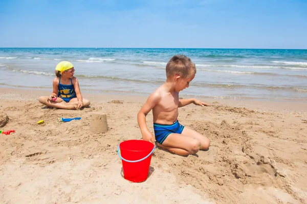 Crianças brincando na praia — Fotografia de Stock