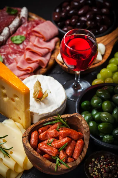 Antipasto dinner platter — Stock Photo, Image