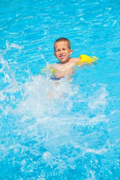 水リングと幸せな少年は、楽しい時を過す — ストック写真