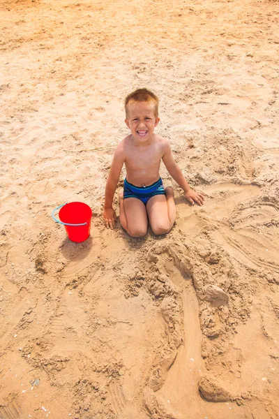 小男孩在沙滩上哭 — 图库照片